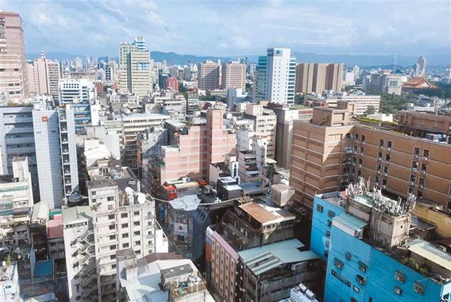 有网友询问，「身边30几岁能拿出300万买房的人多吗？」，贴文一出引热议，许多网友表示还不是得靠爸妈。（示意图／Shutterstock）