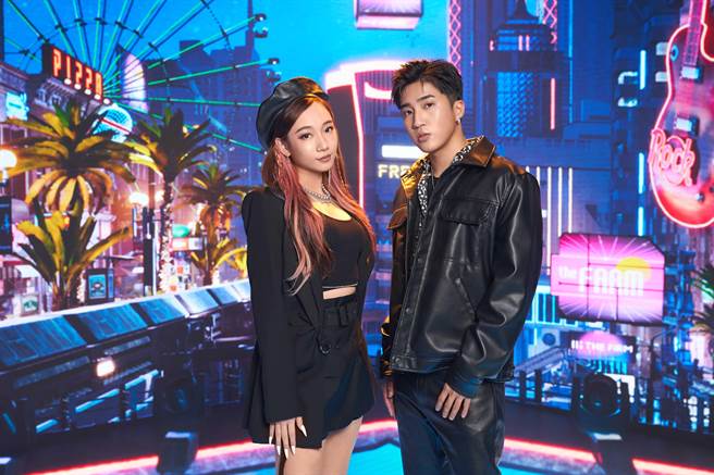 吴卓源（左）演出到娄峻硕的工作室讨论。（KKFARM提供）