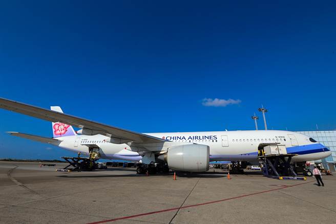 我国自购的阿斯特捷利康（AZ）疫苗约65.6万剂，由华航班机CI-834以客机载货方式运送，班机从泰国曼谷起飞，在30日下午3时10分运抵桃园国际机场。（陈麒全摄）