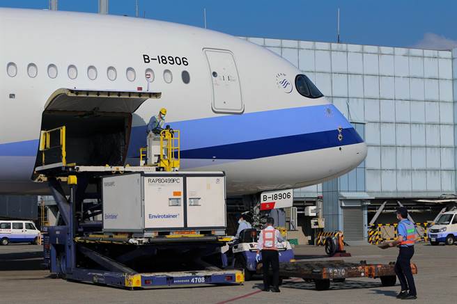 我国自购的阿斯特捷利康（AZ）疫苗约65.6万剂，由华航班机CI-834以客机载货方式运送，班机从泰国曼谷起飞，在30日下午3时10分运抵桃园国际机场。（陈麒全摄）