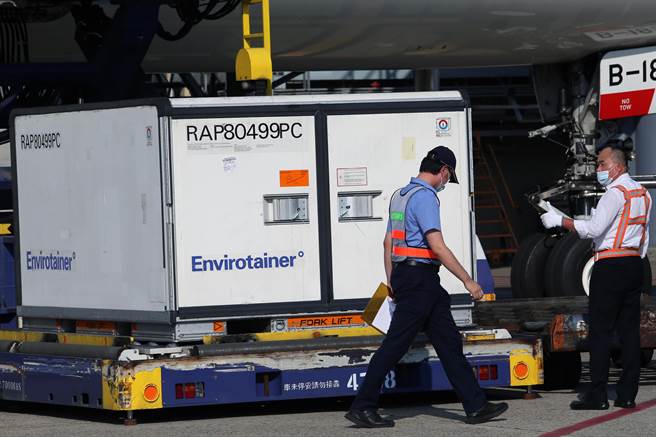 我国自购的阿斯特捷利康（AZ）疫苗约65.6万剂，由华航班机CI-834以客机载货方式运送，班机从泰国曼谷起飞，在30日下午3时10分运抵桃园国际机场。（陈麒全摄）