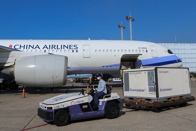 我国自购的阿斯特捷利康（AZ）疫苗约65.6万剂，由华航班机CI-834以客机载货方式运送，班机从泰国曼谷起飞，在30日下午3时10分运抵桃园国际机场。（陈麒全摄）