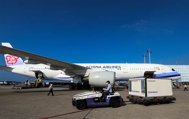 我国自购的阿斯特捷利康（AZ）疫苗约65.6万剂，由华航班机CI-834以客机载货方式运送，班机从泰国曼谷起飞，在30日下午3时10分运抵桃园国际机场。（陈麒全摄）