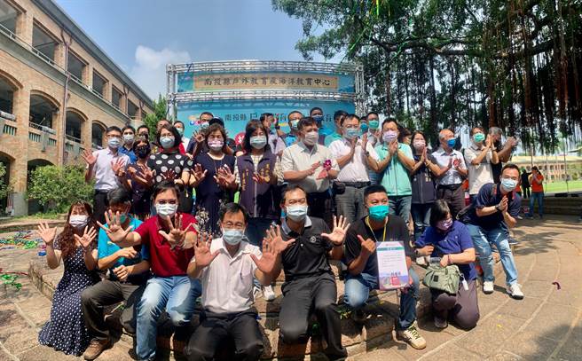 南投县户外及海洋教育中心，在草屯国小揭牌启用。（廖志晃摄）