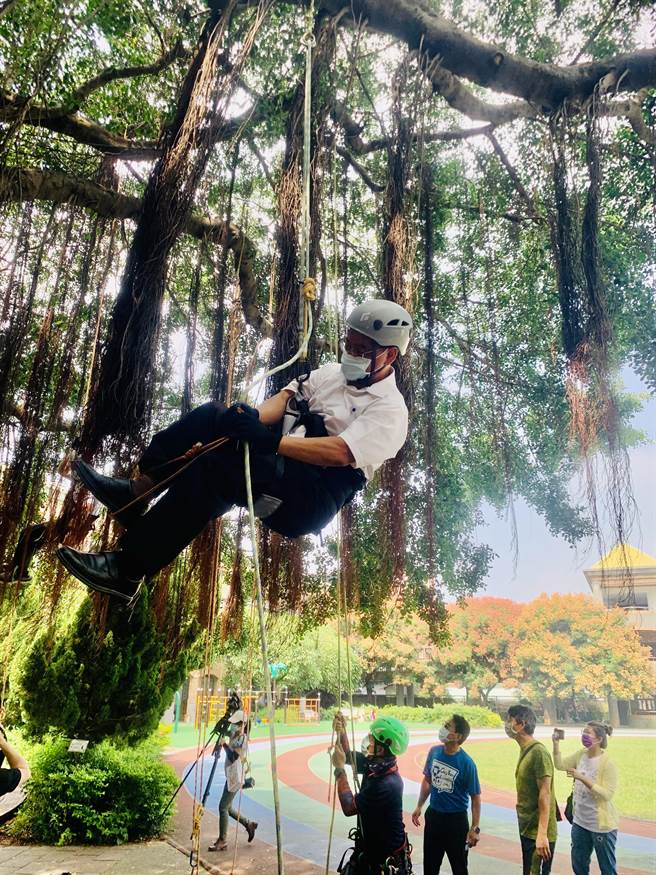 南投县户外及海洋教育中心，攀树体验。（廖志晃摄）