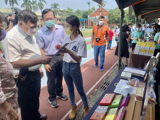 南投县副县长陈正升（左），了解妮娜巧克力梦想城堡户外教育课程。（廖志晃摄）