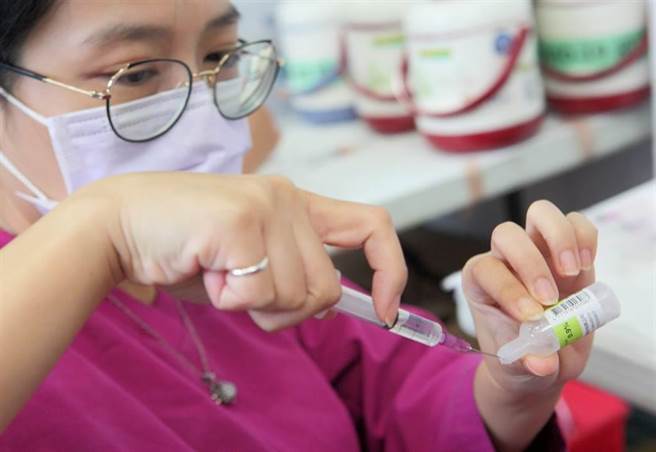 新北校今有14名學生接種BNT後胸悶送醫。圖為接種示意圖。（張鎧乙攝）