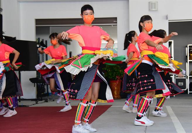 都兰薪传舞团在传统舞蹈中加入街舞等流行舞步，令人眼睛为之一亮。（庄哲权摄） 