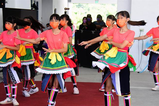 都兰薪传舞团在传统舞蹈中加入街舞等流行舞步，令人眼睛为之一亮。（庄哲权摄）