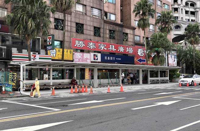 基隆橘郡社區前新增27公尺長候車亭，訂於10月5日啟用。（陳彩玲攝）
