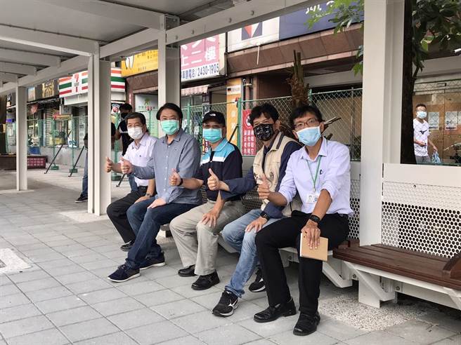 市長林右昌今日下午前往視察，期許新建候車亭啟用後提供通勤民眾更舒適候車環境。（陳彩玲攝）