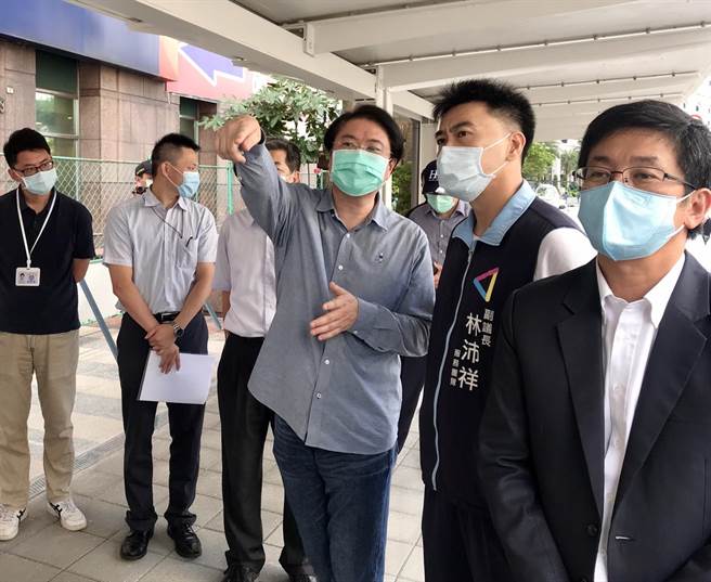 市長林右昌今日下午前往視察，期許新建候車亭啟用後提供通勤民眾更舒適候車環境。（陳彩玲攝）