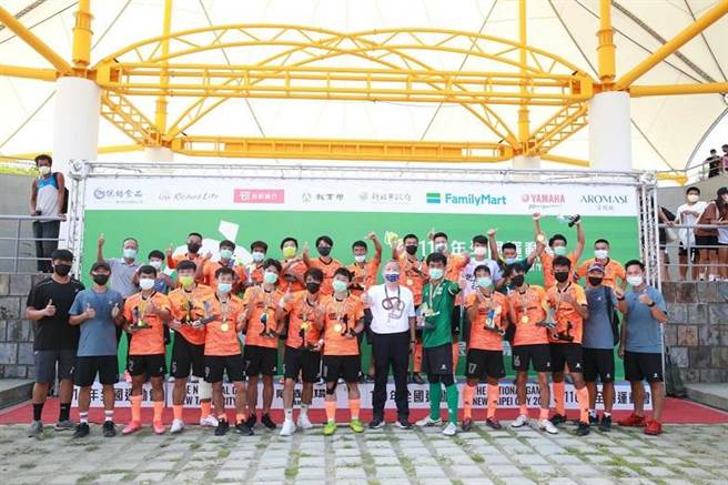 台中市男子足球代表隊30日在2021年全國運動會足球賽冠亞軍賽踢走新北市，締造二連霸紀錄。（台中市府提供／盧金足台中傳真）