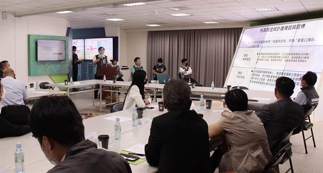 桃园航空城董事长陈锡祯向现场MOU合作伙伴进行简报，说明航空城计画开发与招商期程相关资讯。（桃园航空城提供／陈梦茹桃园传真）