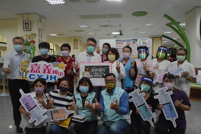 嘉義市長黃敏惠到嘉義國中關心學生接種BNT疫苗情形。（嘉義市政府提供）