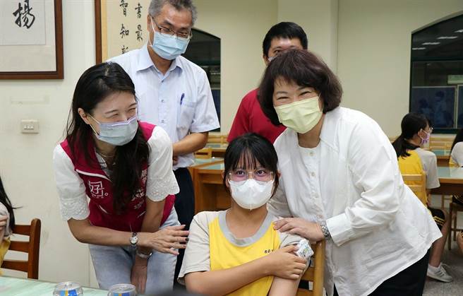 嘉義市長黃敏惠安撫嘉義國中學生接種BNT疫苗的緊張心情。（嘉義市政府提供）