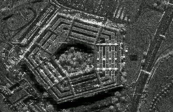 合成孔径雷达下的五角大厦，「画质」近似粒子较粗的黑白空拍照片。(图/犹他州立大学)