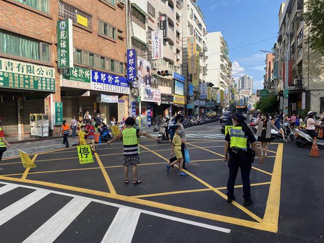 今年10月1日起至10月31日止，新北警察局以路口安全為目標，除對年輕機車族群、高齡者宣導交安觀念外，並同步執行「路口大執法」。（新北交大提供）