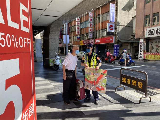 今年10月1日起至10月31日止，新北警察局以路口安全為目標，除對年輕機車族群、高齡者宣導交安觀念外，並同步執行「路口大執法」。（新北交大提供）