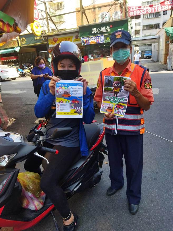 今年10月1日起至10月31日止，新北警察局以路口安全為目標，除對年輕機車族群、高齡者宣導交安觀念外，並同步執行「路口大執法」。（新北交大提供）