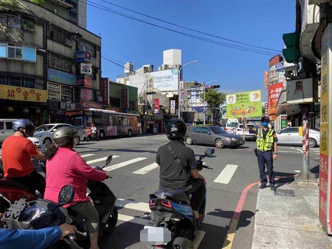 今年10月1日起至10月31日止，新北警察局以路口安全為目標，除對年輕機車族群、高齡者宣導交安觀念外，並同步執行「路口大執法」。（新北交大提供）
