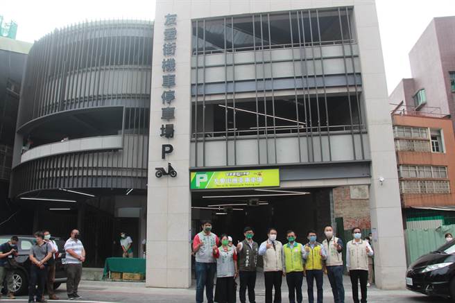 台南市交通局將一棟市府老舊建築活化，台南市長黃偉哲（右五）稱讚閒置空間變成台南市首座機車立體停車場。（程炳璋攝）