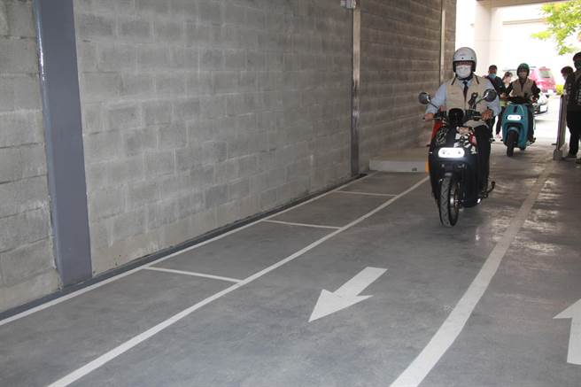 台南市長黃偉哲勘查大致完工的友愛街機車立體停車場，並騎車體驗動線。（程炳璋攝）