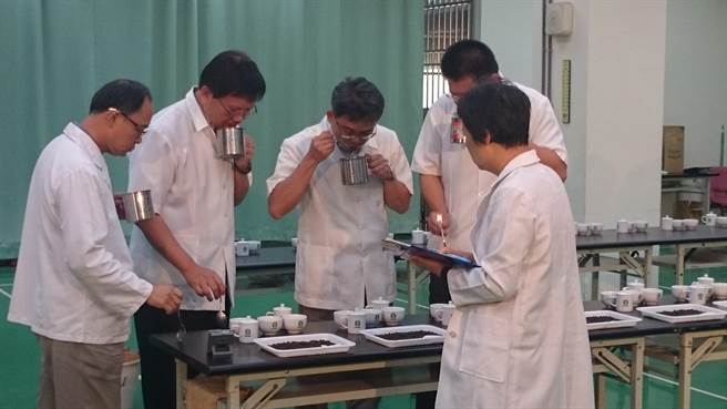 鹿谷乡农会茶赛经严格评鑑具公信力，今年冬茶赛将验DNA防杜进口茶鱼目混珠。（廖志晃摄）