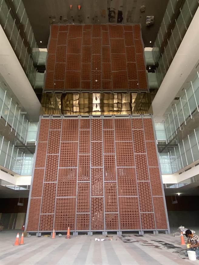 入口大厅高达13米钢构结合红砖的造型砖墙。(曹婷婷摄)