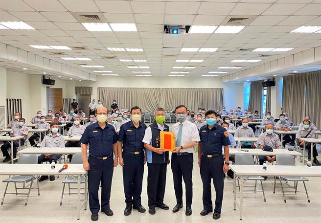 新北市政府警察局淡水分局今（30日）在淡水一信教育訓練中心舉辦110年度民防中隊幹部常年訓練。（淡水警分局提供）