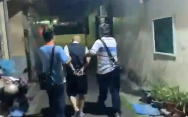 台中市52歲曹嫌（中）涉嫌冒用別人名義，寄恐嚇信給5家銀樓，遭警方逮捕。（台中市警察局提供／張妍溱台中傳真）