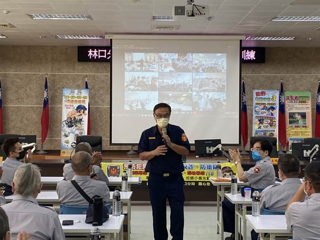 局长黄宗仁开心与大家分享「远见杂志2021年治安面向评比，新北市勇夺六都第一名；另施政满意度就警政治安部份亦为六都第一！」的喜讯。(林口分局提供)