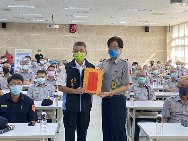 民防大队长吴建亨致赠慰问金，嘉勉林口民防中队长期协助地方治安，为地方付出无私奉献。(林口分局提供)