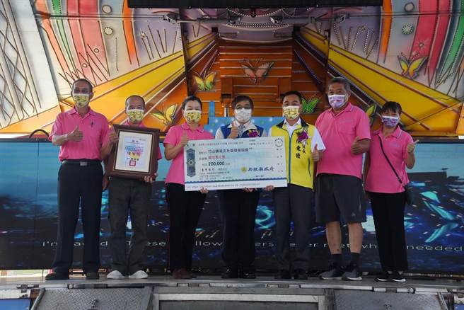 南投縣政府祕書長洪瑞智（中），表揚績優社區。（南投縣政府提供／廖志晃南投傳真）