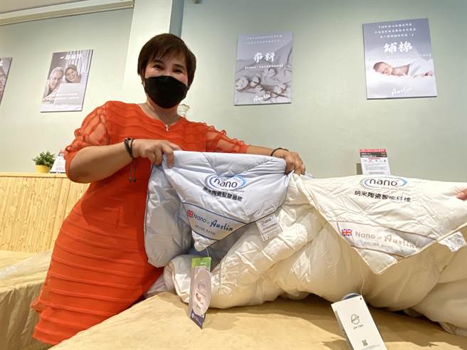 业者孙连禧指出，公司市价5、6千块的棉被，网路也卖一样的东西，但价格仅1800元，绣简体字，棉被粗糙，边线顏色也不同。（张妍溱摄）