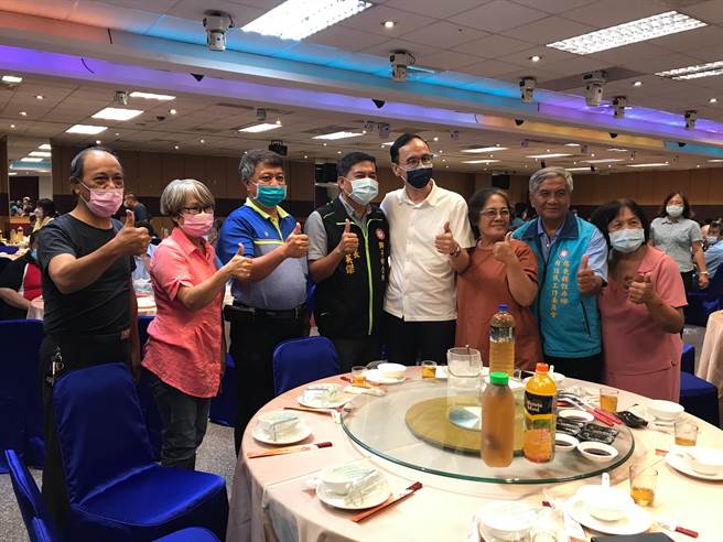 新任国民党主席朱立伦30日晚间出席屏东感恩茶会。（谢佳潾摄）