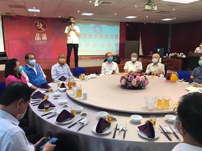 新任国民党主席朱立伦30日晚间出席屏东感恩茶会。（谢佳潾摄）