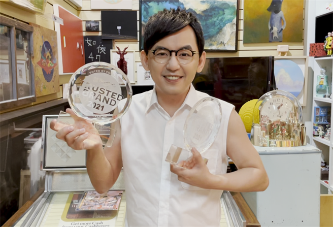 黄子佼开心捧奖杯拍照。（读者文摘提供）