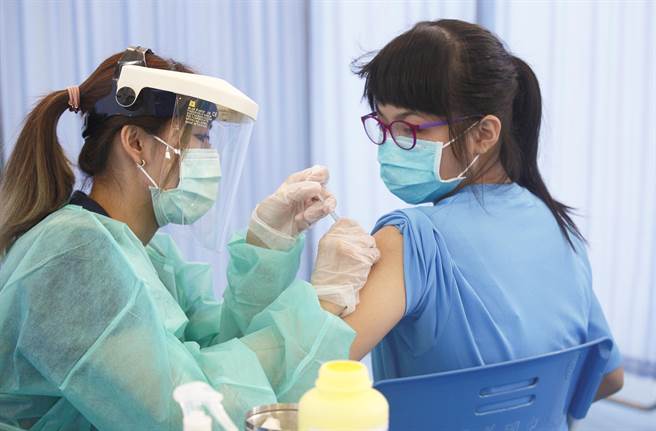 台北市國中生30日開始到10月6日施打BNT疫苗，一名護理師在北市至善國中體育館內為學生接種BNT疫苗。（張鎧乙攝）