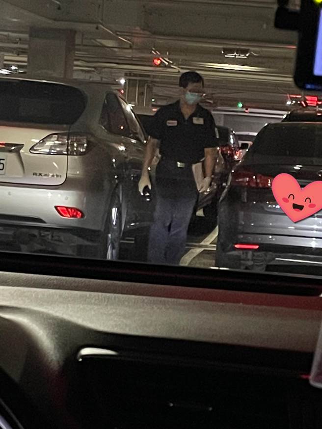 内行网友解答，好市多店员会在照光检查会员汽车胎纹。（摘自Costco好市多 商品经验老实说）