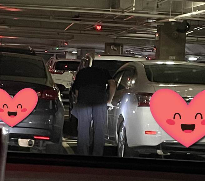 原PO以为好市多店员在替汽车轮胎消毒，但其实是在检查汽车胎纹。（摘自Costco好市多 商品经验老实说）