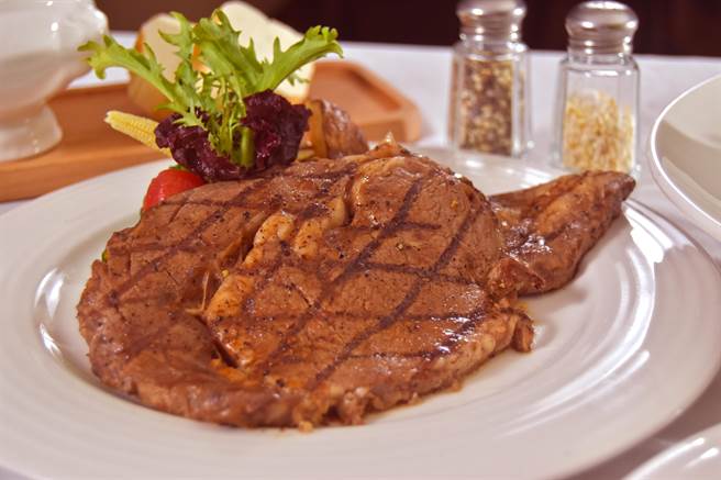福容A8田園西式套餐，碳烤沙朗牛焦香多汁。（業者提供）