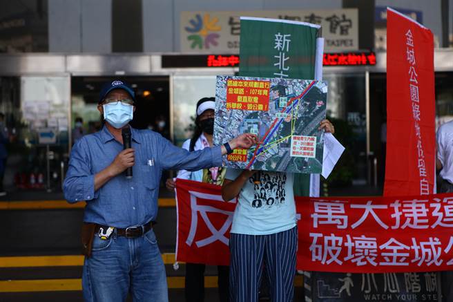 台北市捷運局30日舉辦捷運萬大線LG11車站及新北市土城國小側高架橋梁設置評估調整方案說明會，居民不滿採視訊會議無法完整表達意見，前往北市府拉布條抗議，高喊「捷運局蠻橫、別做藏鏡人。」（張立勳攝）