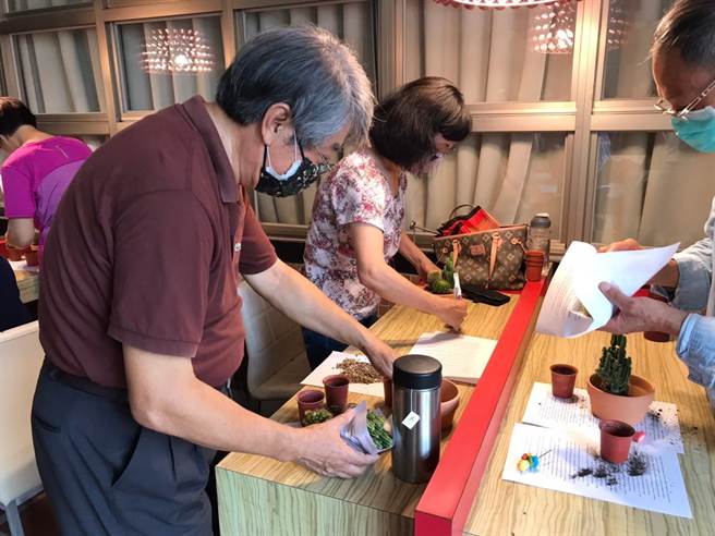 「綠手指：種植綠植栽教學」也是樂齡大學的課程單元之一。（金大提供）