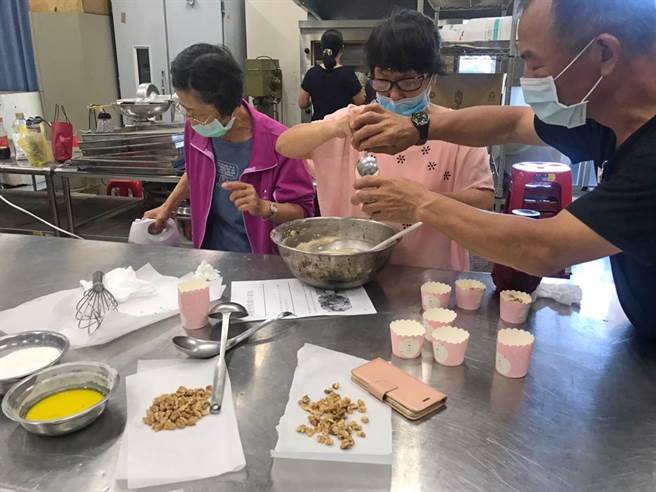 「快樂學習、忘記年齡」的樂齡大學課程豐富多樣。（金大提供）