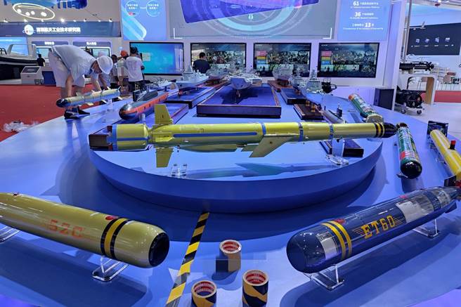 珠海航展展出海军装备包括图各种型号鱼雷，以及垂直发射器使用的火箭助推器。（图／微博@浩汉军事）