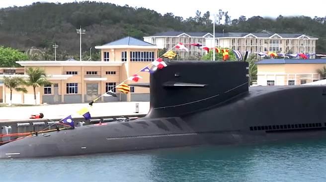 今年4月才在海南入役的长征18号核潜艇，则是094型的最新型号。（图／央视截图)