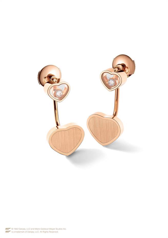 萧邦与007电影联名的Happy Hearts-Golden Hearts珠宝耳环 ，12万1000元。（CHOPARD提供）