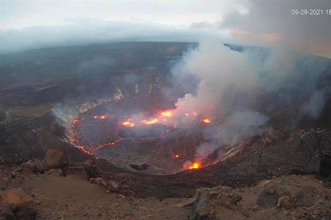 夏威夷大岛几劳亚火山原本冷却的熔岩湖，又破裂涌出新的熔岩。(图/美联社)