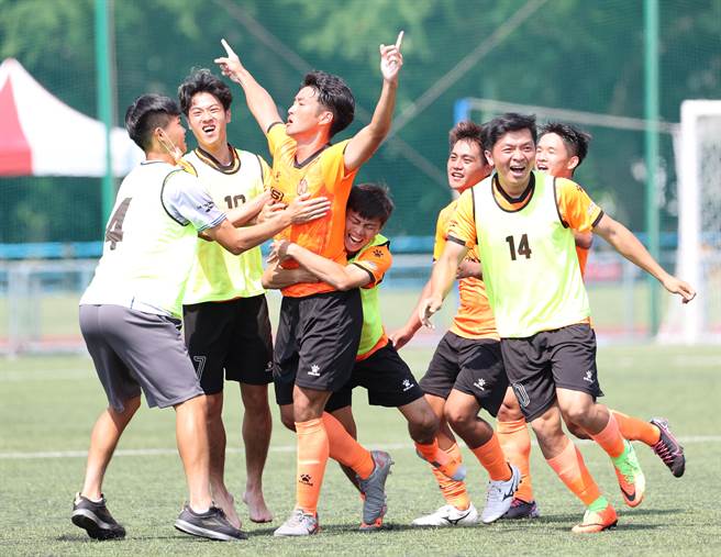 全运男足金牌战，台中市后卫王义友（左三）在补时阶段顶进致胜球后与队友拥抱庆祝。（110全国运动会提供）